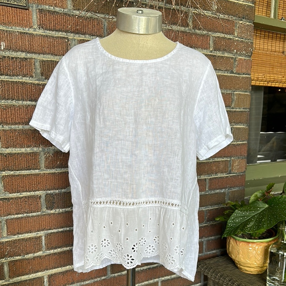 Terzo Millennio white linen short sleeve top w/bottom cotton eyelet ruffle. Sz M